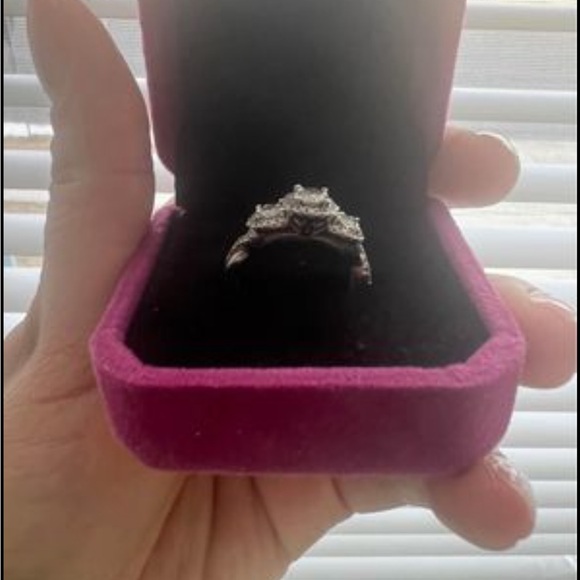 Stunning Helzberg 3-Stone Diamond Engagement/Wedding Ring – White Gold - Picture 2 of 6